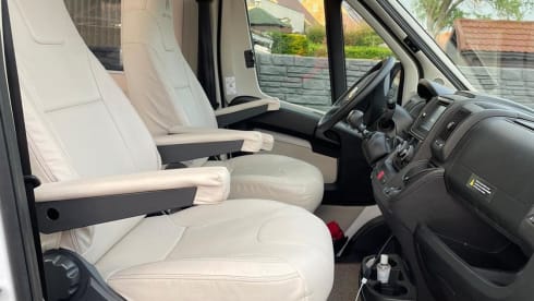 BusCamper Bavaria - 2 personen (+ 1 hond)