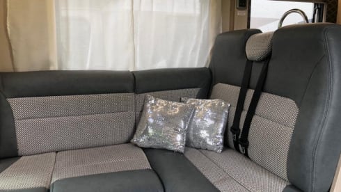 F74 2022 – 4 berth Autotrail semi-integrated from 2022