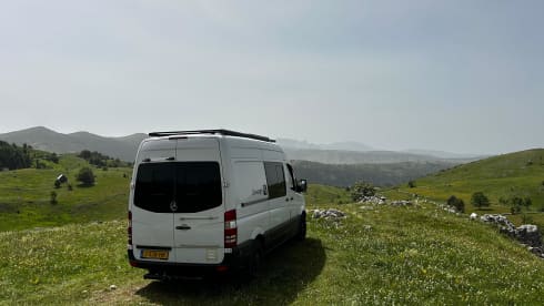 Tough 2 person bus camper - Off-grid