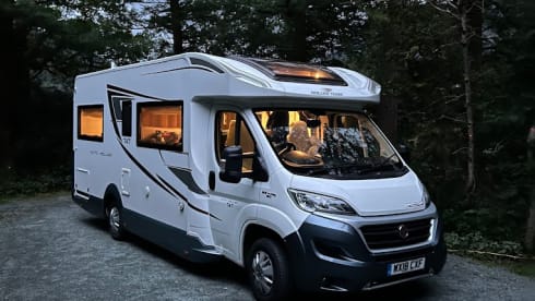 VIP 6 berth & 6 seatbelts – WiFi ✅ 2 TV's ✅ Pets ✅ Bikes ✅ Awning ✅ EU Travel ✅