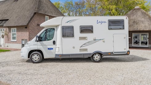 Neat 3-person camper, XXL garage, reversing camera, air conditioning