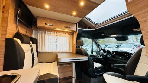 Prachtige Mercedes Benz 4 personen camper  – Uit gerust met Starlink satelliet internet 