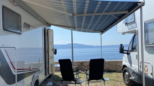 Very spacious LMC Camper with fully automatic hydraulics level system