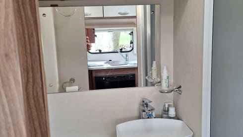 Hamish – Hamish - Scottish Luxury - Spacious 4 Berth Renault Luna 2018
