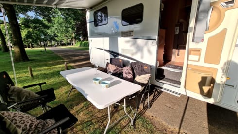 Birdy – Geweldige camper met 4 vaste bedden voor familie of events - XL garage