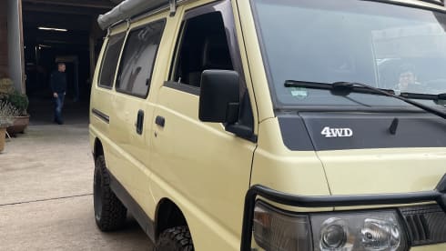 The beast, Mitsubishi L300 uit 1995 – Yellow 4x4 camper van – off-grid adventure & nature office in one!
