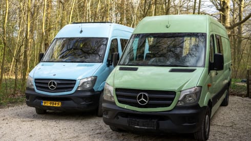 Drommedaris – 2p Land Rover defender 110 met rooftop uit 1985