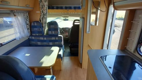 Family camper with XL garage and a cozy sitting area! (6Person)