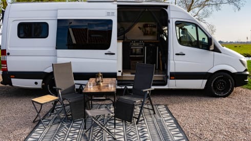 Gigi – 2p Mercedes Sprinter Off Grid (Bed 02m05!)