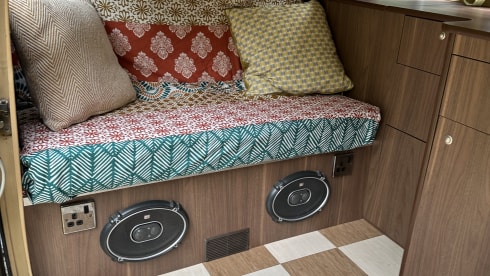 Ned – Gemoderniseerde, stuurbekrachtige, 4-persoons VW T2 met alle extra's