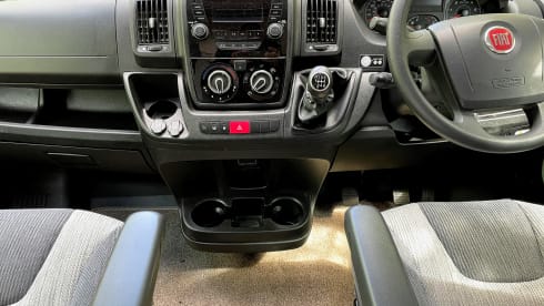 Luxury 6 Berth Motor home Perfect for Family Escapes