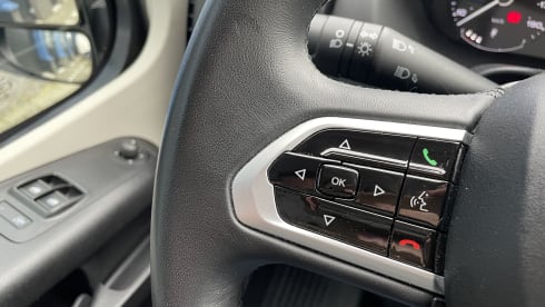 Tourer 5.9 – Carado CV 601 - fixed bed with a length of 5.99 METER!