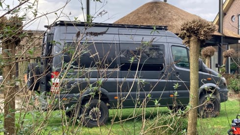 The Beast expeditie camper – 3p Mercedes-Benz bus from 2023