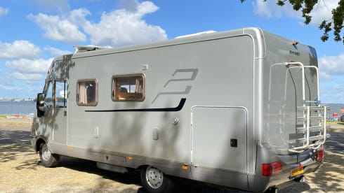 Honden welkom / PET friendly! – Spacious 5P family camper | Fixed & pull-down bed, air conditioning, automatic, pets welcome.