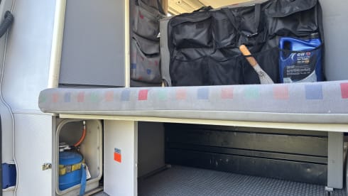 BerryBlue – 4-person Volkswagen camper from 1999 with Westfalia interior
