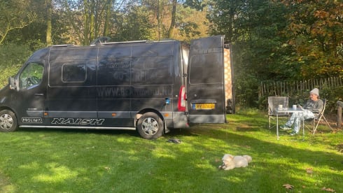 Freedom on wheels – Camberbus off the grid Renault Master 2016