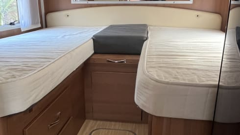 4p LMC semi-integrated with awning, air conditioning and cruise control.