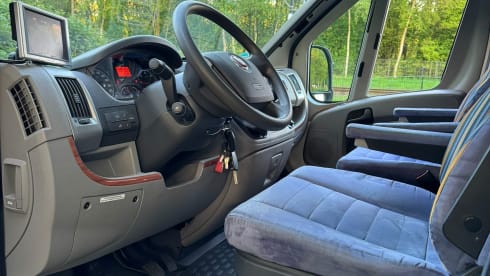 Spacious Luxury 2P Hymer Semi-integrated
