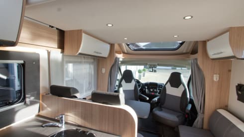 Sunlight T65 – Très beau camping-car Sunlight spacieux pour 4 personnes de 2023, beaucoup d'espace de rangement.