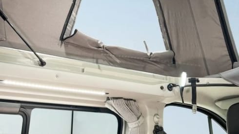 Aloha – Fully equipped 4-person campervan 