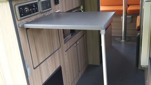 Silver Shadow – 4+ Berth Toyota Hi-Ace