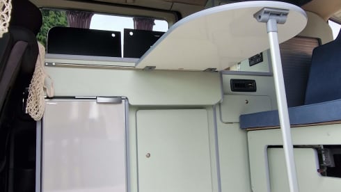 El – 2/3 berth Nissan Elgrand campervan with pop up roof