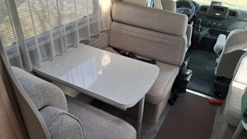 C28 – Zeer luxe 6 pers. Ahorn ,stapelbed, 2x Airco