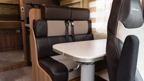 Luxe  4p camper – 4p Ford semi-integrated uit 2015