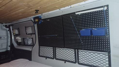 Zelfbouwcamper met dakhangmatten – 2p Renault campervan from 2015