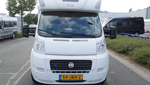 Experience our 5-person Adria Carol travel buddy from 2010
