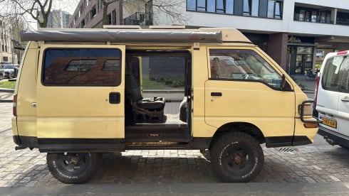 The beast, Mitsubishi L300 uit 1995 – Yellow 4x4 camper van – off-grid adventure & nature office in one!