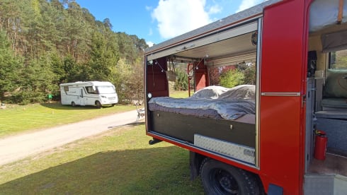 Brandy – Classic Fire Department Mercedes-Benz campervan from 1980