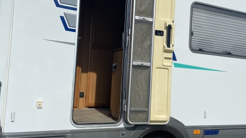 Spacious family camper with 6 seats