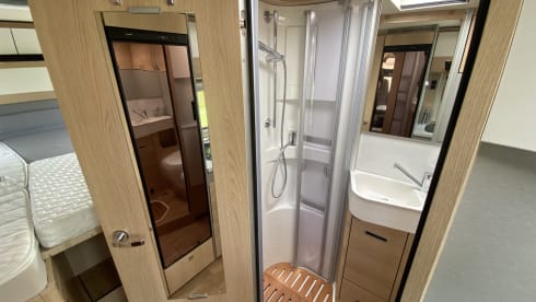 Vrijheid op wielen – Powerful luxury Hymer Mercedes camper semi-integrated from 2019