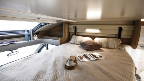 DELUXE 6 berth & 5 seatbelts – WiFi ✅, TV's ✅, Pets ✅, Awning, ✅ Bikes ✅ EU travel ✅