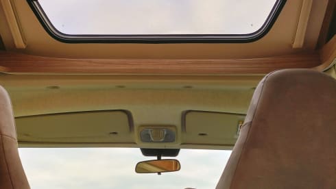 Libby – From 2022!! Good new 4 pers. camper with longitudinal beds and pull-down bed