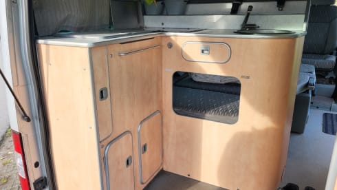 Nuggie – 4-5 seater 2008 Ford Nugget with high roof 