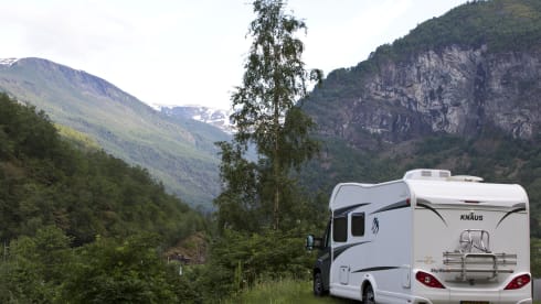 Beautiful 4 person Knaus Skywave