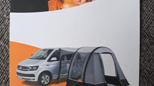 Reggie – 2 berth Volkswagen T5 campervan with 2 berth awning