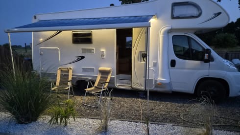 Huisje op wielen – Deze heerlijke comfortabele ruime 4 pers camper met 2 vaste bedden 