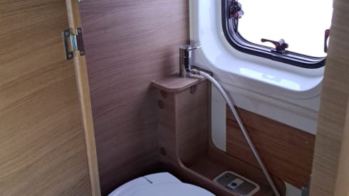 Odiesadventures2 – Mooie Fiat Ducato buscamper met lengtebedden