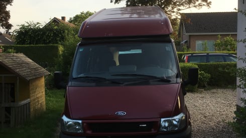 Nuggie – Nuggie wants to go, red Ford Transit nugget westfalia from 2006
