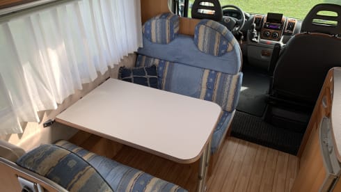 Gemütlicher Camper mit Klimaanlage im Wohnbereich