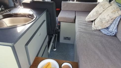 Fiat campervan uit 2010 met 2 slaapplaatsen - slaap waar je maar wilt!