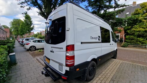 Tough 2 person bus camper - Off-grid