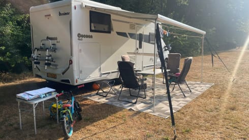 Luxe moderne (170pk) familiecamper met groot 2/3p bed en 2p hefbed