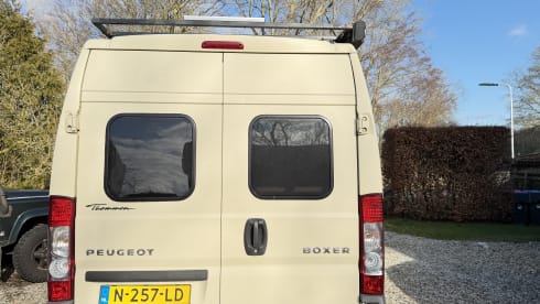 2p Peugeot bus uit 2011 voor een actieve vakantie