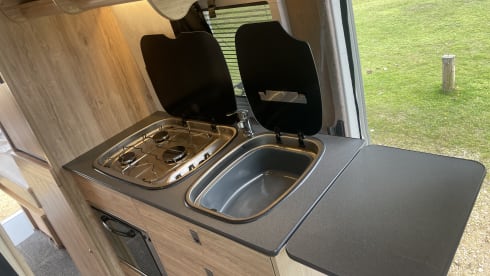 Benson – Ford Campervan mit 4 Schlafplätzen ab 2021