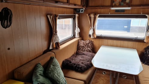 “Dolly” – 4p Volkswagen alcove from 1976