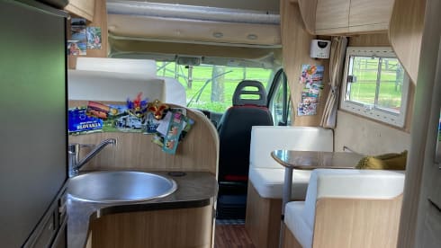 Nice, spacious alcove family camper with lots of light!
